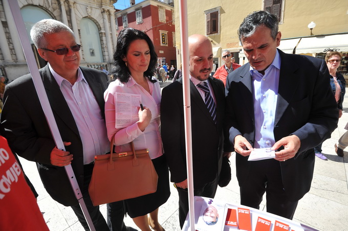 Zadar, 140513.
Ministar poduzetnistva i obrta, Gordan Maras, danas je posjetio Zadar i u drustvu SDP-ovog kandidata za gradonacelnika Ive Bilica prosetao gradom i posjetio SDP-ov stand.
Na fotografiji: Gordan Maras (sredina) i Ivo Bilic (prvi s desna).
Fo Zadar, 140513.
Ministar poduzetnistva i obrta, Gordan Maras, danas je posjetio Zadar i u drustvu SDP-ovog kandidata za gradonacelnika Ive Bilica prosetao gradom i posjetio SDP-ov stand.
Na fotografiji: Gordan Maras (sredina) i Ivo Bilic (prvi s desna).
Fo