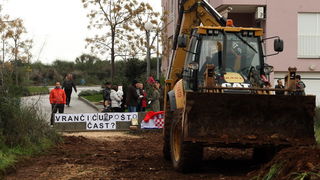 Zadar, 171212.
Zadarska tvrtka Franto koju je angazirao Grad Zadar probija put prema stanarima Galicevih zgrada u Diklu cemu se stanari protive te traze vracanje prvobitnog puta jer je ovo privremeno rjesenje. Spor oko pristupnog puta na Poljani Dragutin Zadar, 171212.
Zadarska tvrtka Franto koju je angazirao Grad Zadar probija put prema stanarima Galicevih zgrada u Diklu cemu se stanari protive te traze vracanje prvobitnog puta jer je ovo privremeno rjesenje. Spor oko pristupnog puta na Poljani Dragutin