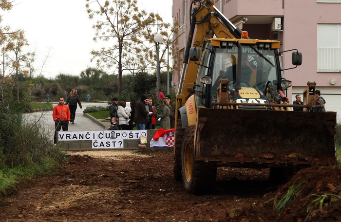 Zadar, 171212.
Zadarska tvrtka Franto koju je angazirao Grad Zadar probija put prema stanarima Galicevih zgrada u Diklu cemu se stanari protive te traze vracanje prvobitnog puta jer je ovo privremeno rjesenje. Spor oko pristupnog puta na Poljani Dragutin Zadar, 171212.
Zadarska tvrtka Franto koju je angazirao Grad Zadar probija put prema stanarima Galicevih zgrada u Diklu cemu se stanari protive te traze vracanje prvobitnog puta jer je ovo privremeno rjesenje. Spor oko pristupnog puta na Poljani Dragutin