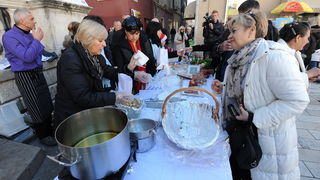 Zadar, 221212.
Predblagdansko subotnje jutro na zadarskom Poluotoku bilo je bogato raznim dogadjanjima. Tako su na trgu Caritas Zadarske nadbiskupije i Dom za odrasle osobe sv. Frane organizirali humanitarnu akciju Zadar, 221212.
Predblagdansko subotnje jutro na zadarskom Poluotoku bilo je bogato raznim dogadjanjima. Tako su na trgu Caritas Zadarske nadbiskupije i Dom za odrasle osobe sv. Frane organizirali humanitarnu akciju