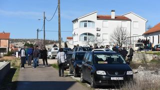 Maslenica: Aktivisti, mještani i prijatelji dali podršku obitelji Božić. Foto: Dino Stanin/PIXSELL