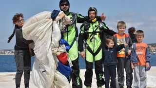 zadar – Povodom Dana zupanije na rivi je odrzan dio najavljenog aero mitinga. Padobranci Aerokluba Zadar izveli su skokove na Pozdravu suncu, dok je dio letackog programa oruzanih snaga otkazan. Photo: Dino Stanin/PIXSELL