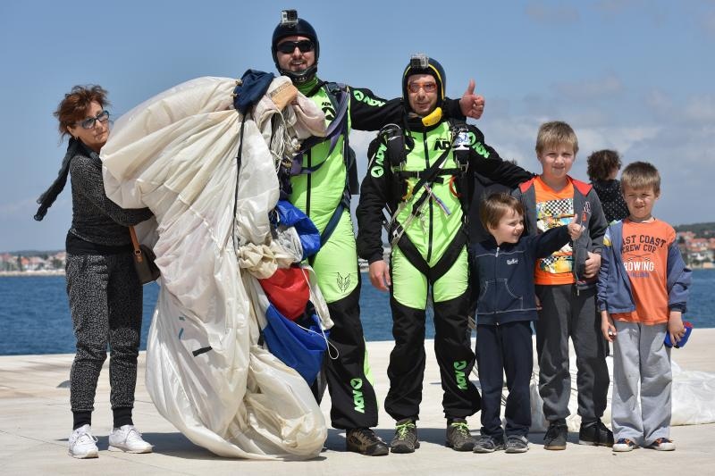 zadar – Povodom Dana zupanije na rivi je odrzan dio najavljenog aero mitinga. Padobranci Aerokluba Zadar izveli su skokove na Pozdravu suncu, dok je dio letackog programa oruzanih snaga otkazan. Photo: Dino Stanin/PIXSELL