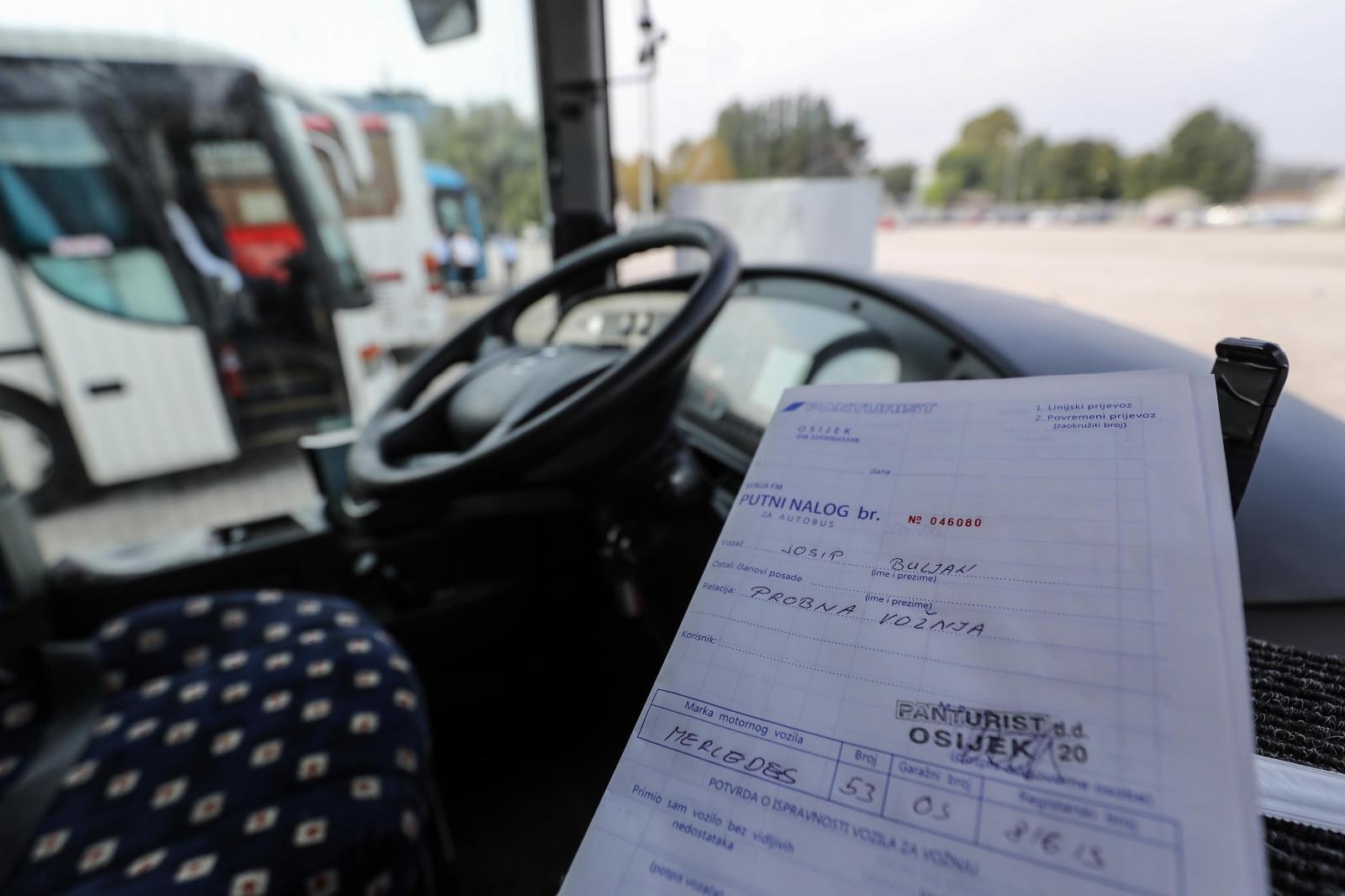 Stali autobusi, vozači upozorili: ‘Imamo 3800 kuna plaću i sad se svi čude što idemo van’ Stali autobusi, vozači upozorili: ‘Imamo 3800 kuna plaću i sad se svi čude što idemo van’
