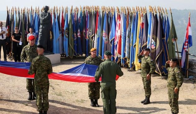 Na kninskoj tvrdjavi je drzana generalna proba ceremonije podizanja hrvatske zastave povodom proslave Dana pobjede i domovinske zahvalnosti i Dan hrvatskih branitelja, te 22. obljetnice vojno-redarstvene operacije “Oluja”