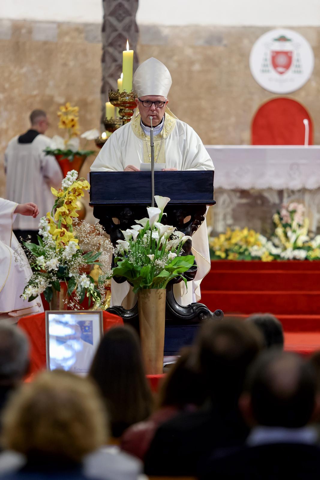 Nadbiskup Milan Zgrablić predvodio misu zadušnicu za Papu Franju Nadbiskup Milan Zgrablić predvodio misu zadušnicu za Papu Franju