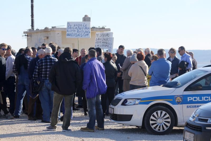 Pag: Prosvjed protiv ilegalnih berača samoniklog bilja, Foto: Filip Brala/PIXSELL