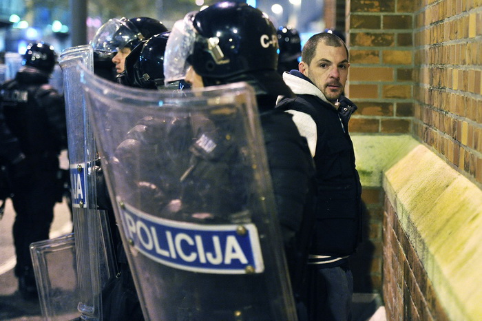 Maribor (Slovenija), 031212.
Prosvjed gradjana Maribora protiv trenutacnog gradonacelnika Franca Kanglera, osumnjicenog za umjesanost u korupciju. Prosvjed je zapoceo okupljanjem nekoliko tisuca ljudi na Trgu Slobode, a zatim se preselio ispred zgrade opc Maribor (Slovenija), 031212.
Prosvjed gradjana Maribora protiv trenutacnog gradonacelnika Franca Kanglera, osumnjicenog za umjesanost u korupciju. Prosvjed je zapoceo okupljanjem nekoliko tisuca ljudi na Trgu Slobode, a zatim se preselio ispred zgrade opc