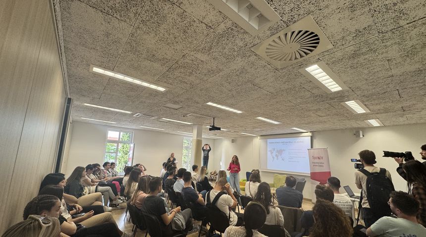 Hrvatska udruga za odnose s javnošću (HUOJ) organizirala je okrugli stol pod nazivom “Tajne influencera: između stvarnosti i lažnih vijesti” u Centru za mlade u Zadru. Hrvatska udruga za odnose s javnošću (HUOJ) organizirala je okrugli stol pod nazivom “Tajne influencera: između stvarnosti i lažnih vijesti” u Centru za mlade u Zadru.