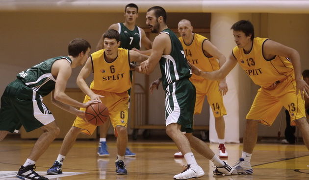 Split, 141011.
Dvorana Gripe.
Kosarkaska utakmica  A-1 lige: Split – Borik 
Na slici: detalj iz igre.
Foto: Vojko Basic / CROPIX