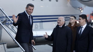 Zagreb, 161112.
Pleso.
Nakon oslobadjajuce presude i provedenih 7 i 5 godina u Haaskom pritvoru, generali Ante Gotovina i Mladen Markac posebnim Vladinim zrakoplovom sletjeli su oko 16h na zagrebacki aerodrom.
Na fotografiji: Ante Gotovina, Josip Leko i Z