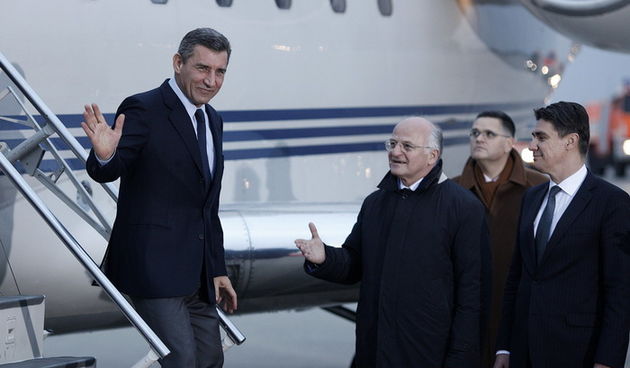 Zagreb, 161112.
Pleso.
Nakon oslobadjajuce presude i provedenih 7 i 5 godina u Haaskom pritvoru, generali Ante Gotovina i Mladen Markac posebnim Vladinim zrakoplovom sletjeli su oko 16h na zagrebacki aerodrom.
Na fotografiji: Ante Gotovina, Josip Leko i Z