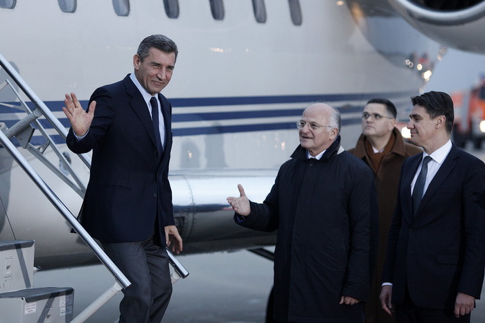 Zagreb, 161112.
Pleso.
Nakon oslobadjajuce presude i provedenih 7 i 5 godina u Haaskom pritvoru, generali Ante Gotovina i Mladen Markac posebnim Vladinim zrakoplovom sletjeli su oko 16h na zagrebacki aerodrom.
Na fotografiji: Ante Gotovina, Josip Leko i Z