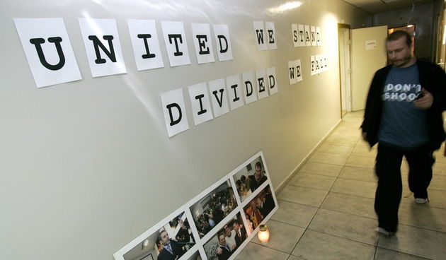 Zagreb, 081110.
Radio 101, Gajeva ulica.
Dio zaposlenika i honorarnih djelatnika Radija 101 usao je u strajk upozorenja, koji ce trajati od 8 do 14 sati, nakon cega se redovni program nastavlja. Racun Radija 101 je blokiran, posljednja placa zaposlenim dj