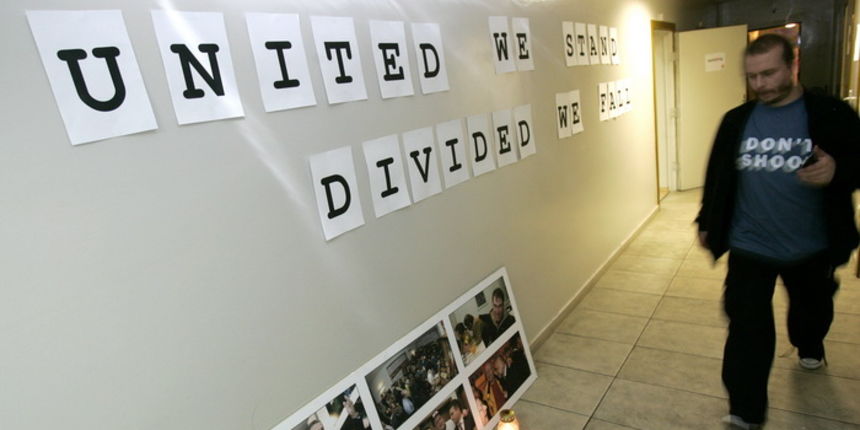 Zagreb, 081110.
Radio 101, Gajeva ulica.
Dio zaposlenika i honorarnih djelatnika Radija 101 usao je u strajk upozorenja, koji ce trajati od 8 do 14 sati, nakon cega se redovni program nastavlja. Racun Radija 101 je blokiran, posljednja placa zaposlenim dj