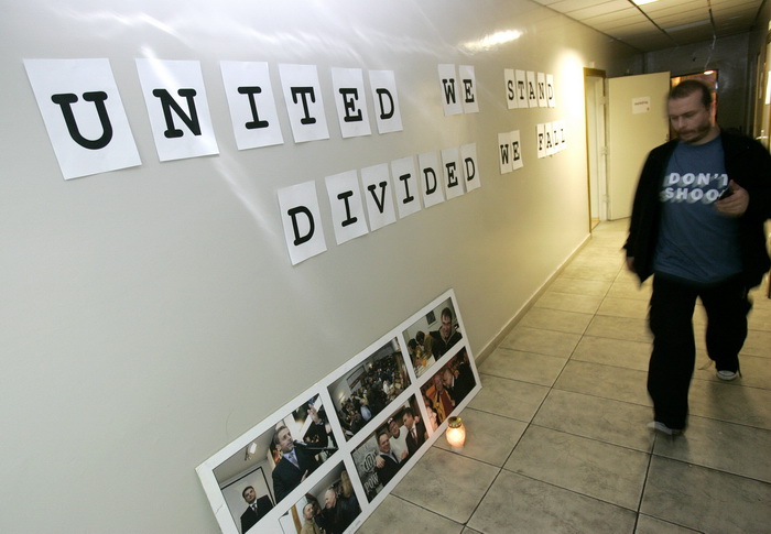 Zagreb, 081110.
Radio 101, Gajeva ulica.
Dio zaposlenika i honorarnih djelatnika Radija 101 usao je u strajk upozorenja, koji ce trajati od 8 do 14 sati, nakon cega se redovni program nastavlja. Racun Radija 101 je blokiran, posljednja placa zaposlenim dj Zagreb, 081110.
Radio 101, Gajeva ulica.
Dio zaposlenika i honorarnih djelatnika Radija 101 usao je u strajk upozorenja, koji ce trajati od 8 do 14 sati, nakon cega se redovni program nastavlja. Racun Radija 101 je blokiran, posljednja placa zaposlenim dj