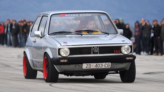 Sepurine, 220112
Na pisti vojarne Sepurine nedaleko od Zadra, okupili su se ljubitelji automoto sporta. Do trenutka kad je policija prekinula aktivnosti na pisti, automobili i motocikli su se utrkivali i izvodili raznorazne akrobacije na odusevljenje pris Sepurine, 220112
Na pisti vojarne Sepurine nedaleko od Zadra, okupili su se ljubitelji automoto sporta. Do trenutka kad je policija prekinula aktivnosti na pisti, automobili i motocikli su se utrkivali i izvodili raznorazne akrobacije na odusevljenje pris