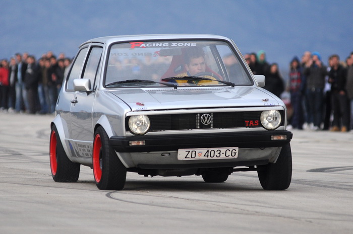 Sepurine, 220112
Na pisti vojarne Sepurine nedaleko od Zadra, okupili su se ljubitelji automoto sporta. Do trenutka kad je policija prekinula aktivnosti na pisti, automobili i motocikli su se utrkivali i izvodili raznorazne akrobacije na odusevljenje pris Sepurine, 220112
Na pisti vojarne Sepurine nedaleko od Zadra, okupili su se ljubitelji automoto sporta. Do trenutka kad je policija prekinula aktivnosti na pisti, automobili i motocikli su se utrkivali i izvodili raznorazne akrobacije na odusevljenje pris