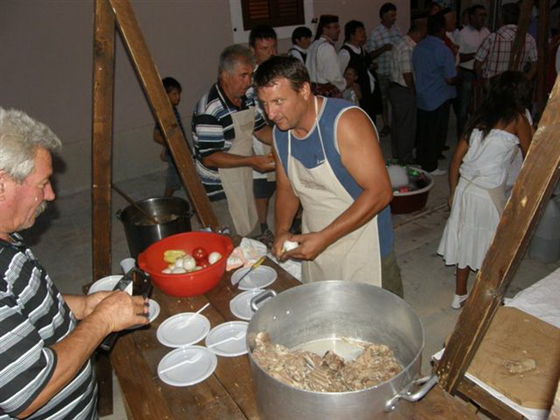 “Beeenkovac – janjetina & jaretina” jedinstven gastro događaj u Benkovcu “Beeenkovac – janjetina & jaretina” jedinstven gastro događaj u Benkovcu