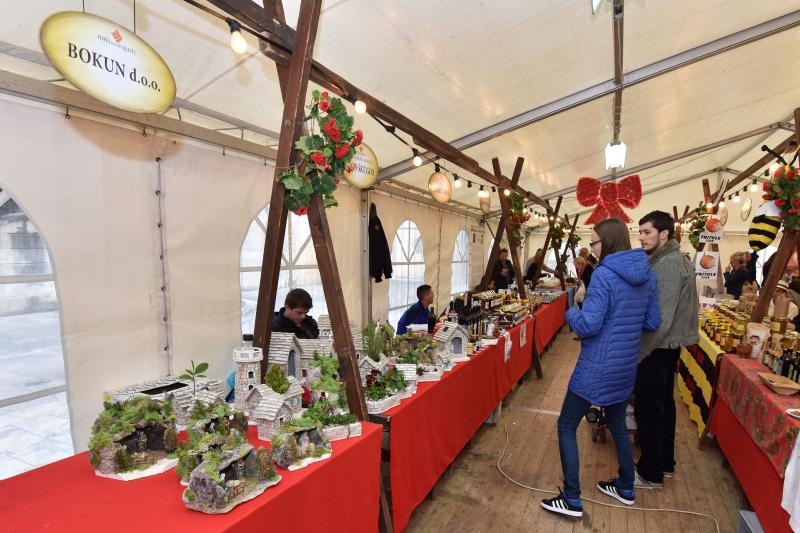 U organizaciji HGK Zupanijske komore Zadar na Trgu pet bunara otvoren je 10. sajam hrane, pica, delikatesnih proizvoda i suvenira Nasi mali gusti. Photo: Dino Stanin/PIXSELL U organizaciji HGK Zupanijske komore Zadar na Trgu pet bunara otvoren je 10. sajam hrane, pica, delikatesnih proizvoda i suvenira Nasi mali gusti. Photo: Dino Stanin/PIXSELL