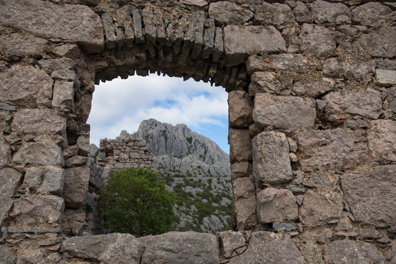 Velebitska katedrala – Tulove grede. Foto: Vinko Pešić Velebitska katedrala – Tulove grede. Foto: Vinko Pešić