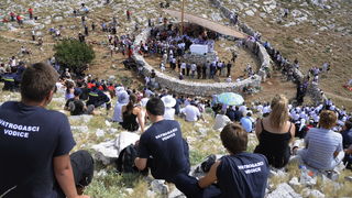 Kornat, 300811.
Obiljezavanje 4. obljetnice kornatske tragedije, u kojoj je, gaseci pozar na Kornatu 30. kolovoza 2007. godine, smrtno stradalo 12 vatrogasaca. Obitelji poginulih vatrogasaca, njihovi prijatelji te visoko izaslanstvo na otoku Kornat, u uv Kornat, 300811.
Obiljezavanje 4. obljetnice kornatske tragedije, u kojoj je, gaseci pozar na Kornatu 30. kolovoza 2007. godine, smrtno stradalo 12 vatrogasaca. Obitelji poginulih vatrogasaca, njihovi prijatelji te visoko izaslanstvo na otoku Kornat, u uv