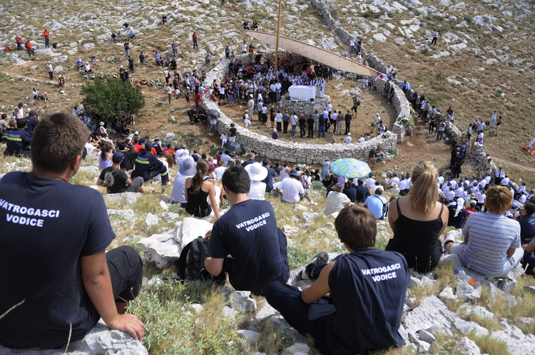 Kornat, 300811.
Obiljezavanje 4. obljetnice kornatske tragedije, u kojoj je, gaseci pozar na Kornatu 30. kolovoza 2007. godine, smrtno stradalo 12 vatrogasaca. Obitelji poginulih vatrogasaca, njihovi prijatelji te visoko izaslanstvo na otoku Kornat, u uv Kornat, 300811.
Obiljezavanje 4. obljetnice kornatske tragedije, u kojoj je, gaseci pozar na Kornatu 30. kolovoza 2007. godine, smrtno stradalo 12 vatrogasaca. Obitelji poginulih vatrogasaca, njihovi prijatelji te visoko izaslanstvo na otoku Kornat, u uv