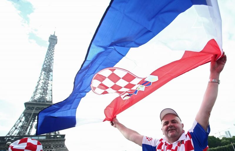 Euro 2016: Hrvatski navijači napravili fenomenalnu atmosferu u Parizu. Photo: Sanjin Strukić/PIXSELL Euro 2016: Hrvatski navijači napravili fenomenalnu atmosferu u Parizu. Photo: Sanjin Strukić/PIXSELL