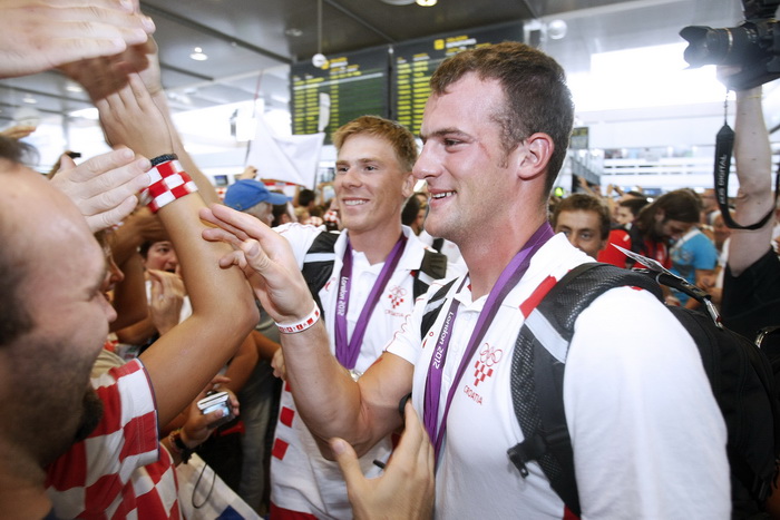 Zagreb, 130812.
Pleso.
Povratak Hrvatske olimpijske delegacije u Zagreb sa Olimpijskih igara u Londonu.
Foto: Goran Mehkek / CROPIX Zagreb, 130812.
Pleso.
Povratak Hrvatske olimpijske delegacije u Zagreb sa Olimpijskih igara u Londonu.
Foto: Goran Mehkek / CROPIX