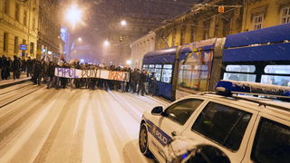 Zagreb, 220213.
Tristotinjak prosvjednika prosetalo je ulicama Zagreba u sklopu prosvjeda koji su organizirale skupine Occupy Croatia i Anonymous Hrvatska. U prosvjednoj setnji na nekoliko minuta zastali su uz zgrade Narodne banke, HDZ-a i SDP-a.
Na fotog Zagreb, 220213.
Tristotinjak prosvjednika prosetalo je ulicama Zagreba u sklopu prosvjeda koji su organizirale skupine Occupy Croatia i Anonymous Hrvatska. U prosvjednoj setnji na nekoliko minuta zastali su uz zgrade Narodne banke, HDZ-a i SDP-a.
Na fotog