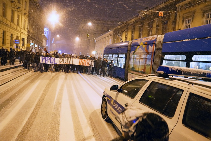 Zagreb, 220213.
Tristotinjak prosvjednika prosetalo je ulicama Zagreba u sklopu prosvjeda koji su organizirale skupine Occupy Croatia i Anonymous Hrvatska. U prosvjednoj setnji na nekoliko minuta zastali su uz zgrade Narodne banke, HDZ-a i SDP-a.
Na fotog Zagreb, 220213.
Tristotinjak prosvjednika prosetalo je ulicama Zagreba u sklopu prosvjeda koji su organizirale skupine Occupy Croatia i Anonymous Hrvatska. U prosvjednoj setnji na nekoliko minuta zastali su uz zgrade Narodne banke, HDZ-a i SDP-a.
Na fotog