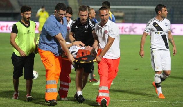 Igrač Legie pogođen kamenom, foto: twitter