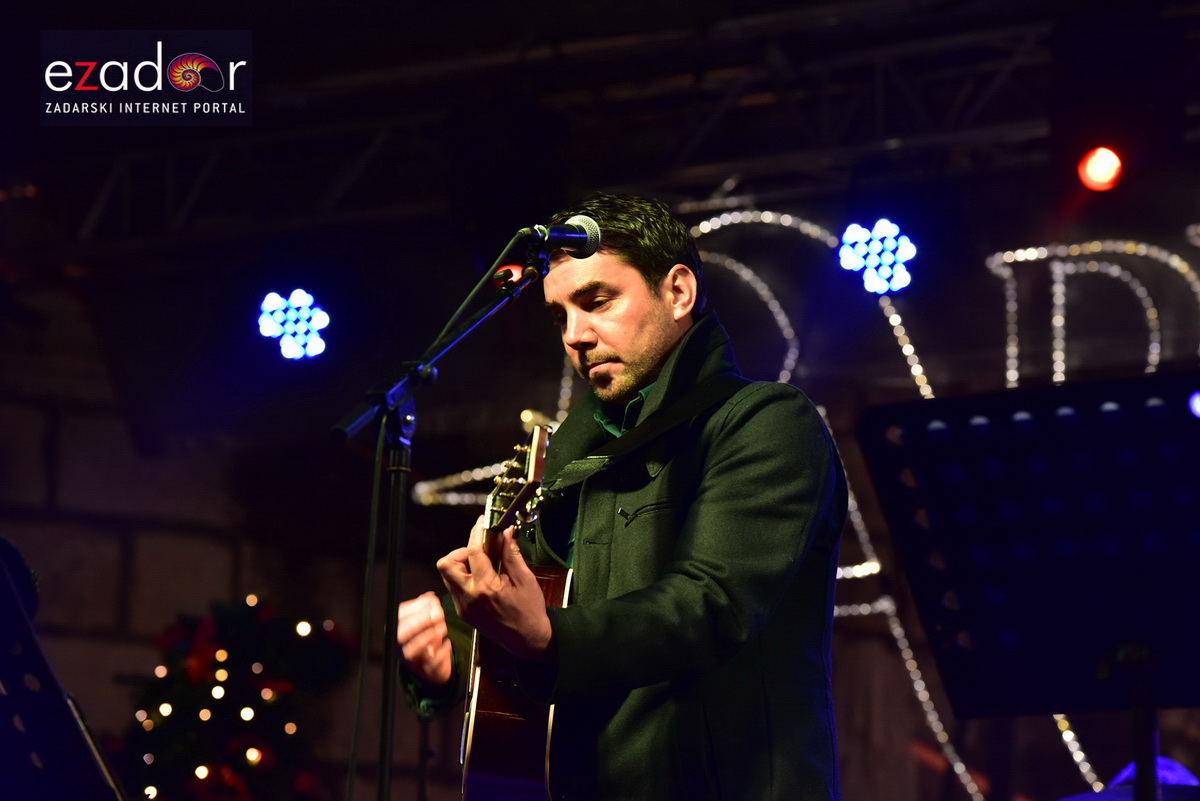 Tisuće Zadrana uživalo na krcatom Narodnom trgu i Tgu Petra Zoranića uz Tomislava Bralića i klapu Intrade Tisuće Zadrana uživalo na krcatom Narodnom trgu i Tgu Petra Zoranića uz Tomislava Bralića i klapu Intrade