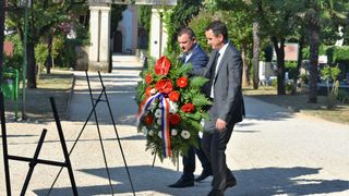 Povodom Dana pobjede kod središnjeg križa na Gradskom groblju položeni vijenci Povodom Dana pobjede kod središnjeg križa na Gradskom groblju položeni vijenci