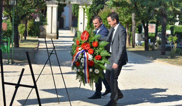 Povodom Dana pobjede kod središnjeg križa na Gradskom groblju položeni vijenci
