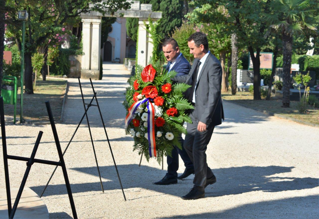 Povodom Dana pobjede kod središnjeg križa na Gradskom groblju položeni vijenci Povodom Dana pobjede kod središnjeg križa na Gradskom groblju položeni vijenci
