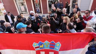 Ispred zgrade Županijskog suda održan skup podrške Stipi Petrini kojeg tuži sutkinja Maja Šupe Ispred zgrade Županijskog suda održan skup podrške Stipi Petrini kojeg tuži sutkinja Maja Šupe