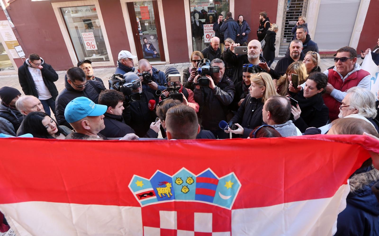 Ispred zgrade Županijskog suda održan skup podrške Stipi Petrini kojeg tuži sutkinja Maja Šupe Ispred zgrade Županijskog suda održan skup podrške Stipi Petrini kojeg tuži sutkinja Maja Šupe