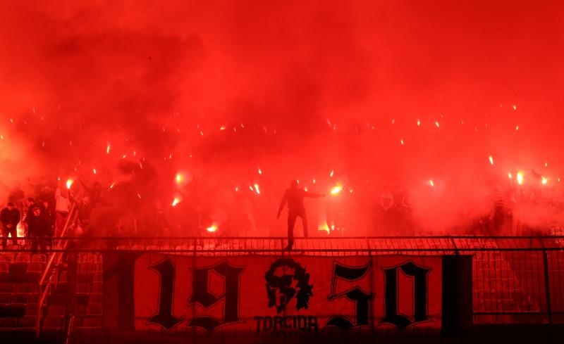 Torcida se uz svijeće, bengalke i molitvu dostojanstveno oprostila od svog kolege Žana Ojdanića na sjevernoj tribini Poljuda. Foto: Ivo Čagalj/PIXSELL Torcida se uz svijeće, bengalke i molitvu dostojanstveno oprostila od svog kolege Žana Ojdanića na sjevernoj tribini Poljuda. Foto: Ivo Čagalj/PIXSELL