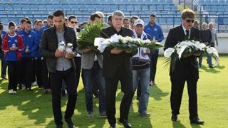 Na stadionu u Stanovima položeni vijenci i zapaljene svijeće za Hrvoja Ćustića Na stadionu u Stanovima položeni vijenci i zapaljene svijeće za Hrvoja Ćustića