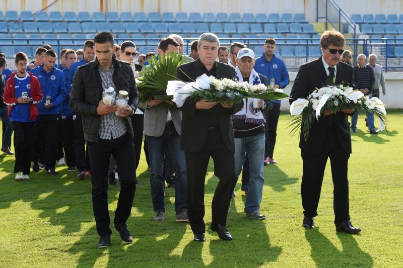 Na stadionu u Stanovima položeni vijenci i zapaljene svijeće za Hrvoja Ćustića Na stadionu u Stanovima položeni vijenci i zapaljene svijeće za Hrvoja Ćustića