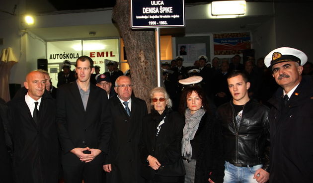 Zadar, 231111.
Dio ulice Put Dikla danas je preimenovano u ulicu Denisa Spike zadarskog  branitelja i pripadnika Otockog bataljuna.
Na fotografiji: Denisova obitelj sa zadarskim gradonacelnikom.
Foto: Andrija Lucic / Cropix