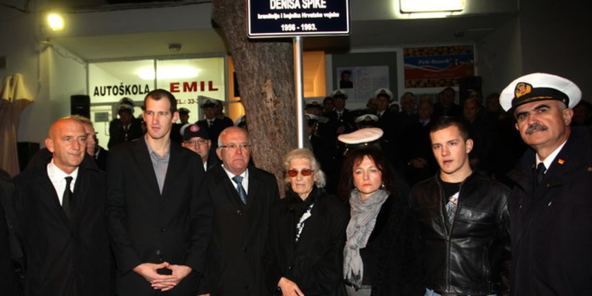 Zadar, 231111.
Dio ulice Put Dikla danas je preimenovano u ulicu Denisa Spike zadarskog branitelja i pripadnika Otockog bataljuna.
Na fotografiji: Denisova obitelj sa zadarskim gradonacelnikom.
Foto: Andrija Lucic / Cropix Zadar, 231111.
Dio ulice Put Dikla danas je preimenovano u ulicu Denisa Spike zadarskog branitelja i pripadnika Otockog bataljuna.
Na fotografiji: Denisova obitelj sa zadarskim gradonacelnikom.
Foto: Andrija Lucic / Cropix