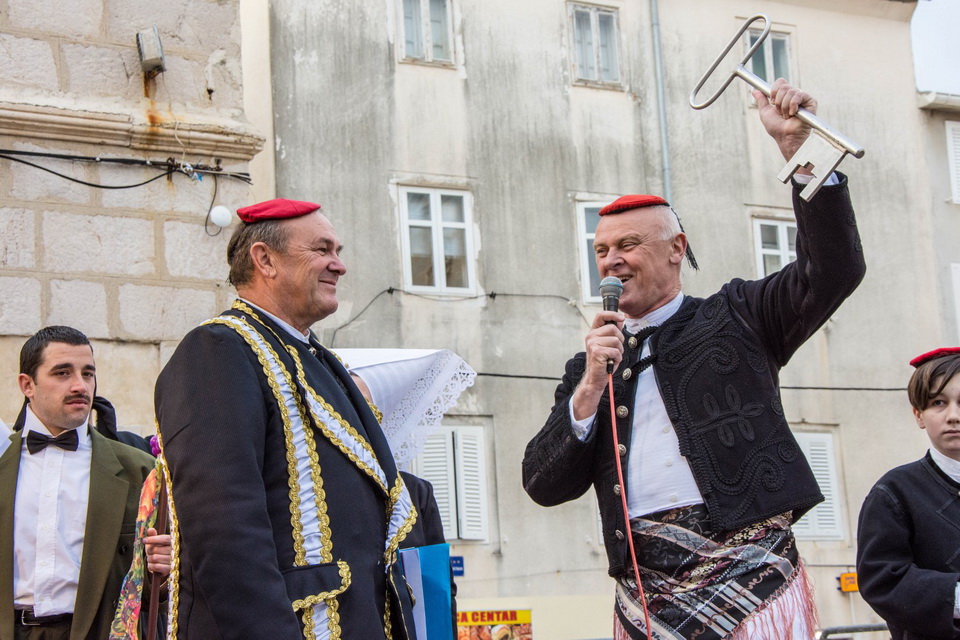Paški zimski karneval 2017.- Maškarane skupine u karnevalskoj povorci Paški zimski karneval 2017.- Maškarane skupine u karnevalskoj povorci