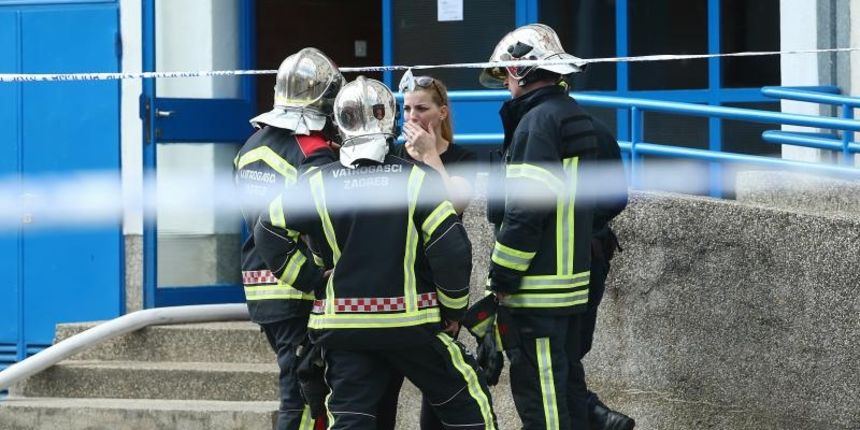 U požaru stana na Gredicama nema ozlijeđenih, vatrogasci spasili i pse U požaru stana na Gredicama nema ozlijeđenih, vatrogasci spasili i pse