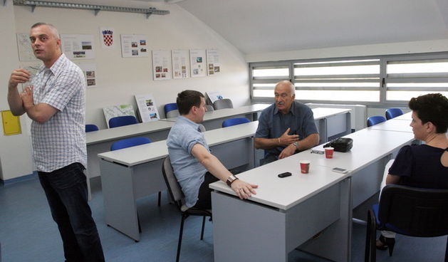 Zadar, 100610.
Uzalud je poznati kuhar Renato Kraljev (lijevo) cekao da se netko od zadarskih ugostitelja pojavi na radionici “Uvrstavanje autohtonih jela u jelovnike”, organiziranoj u Poduzetnickom inkubatoru na Bokanjcu u Zadru. Nitko nije bio zainteres