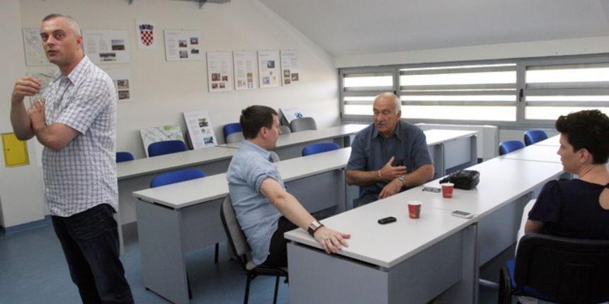 Zadar, 100610.
Uzalud je poznati kuhar Renato Kraljev (lijevo) cekao da se netko od zadarskih ugostitelja pojavi na radionici “Uvrstavanje autohtonih jela u jelovnike”, organiziranoj u Poduzetnickom inkubatoru na Bokanjcu u Zadru. Nitko nije bio zainteres Zadar, 100610.
Uzalud je poznati kuhar Renato Kraljev (lijevo) cekao da se netko od zadarskih ugostitelja pojavi na radionici “Uvrstavanje autohtonih jela u jelovnike”, organiziranoj u Poduzetnickom inkubatoru na Bokanjcu u Zadru. Nitko nije bio zainteres