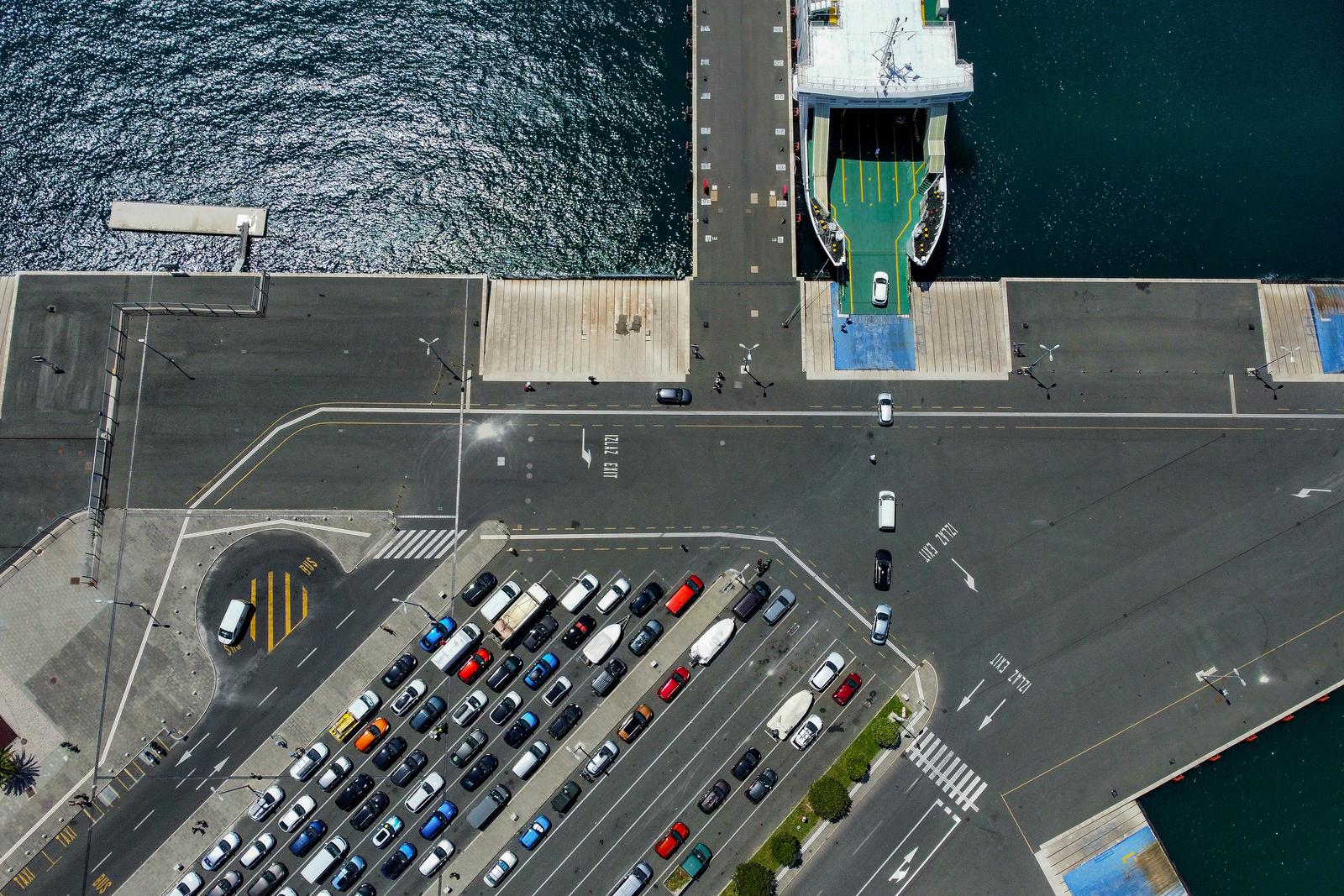 Pogled iz zraka na gužvu u trajektnoj luci Gaženica Pogled iz zraka na gužvu u trajektnoj luci Gaženica