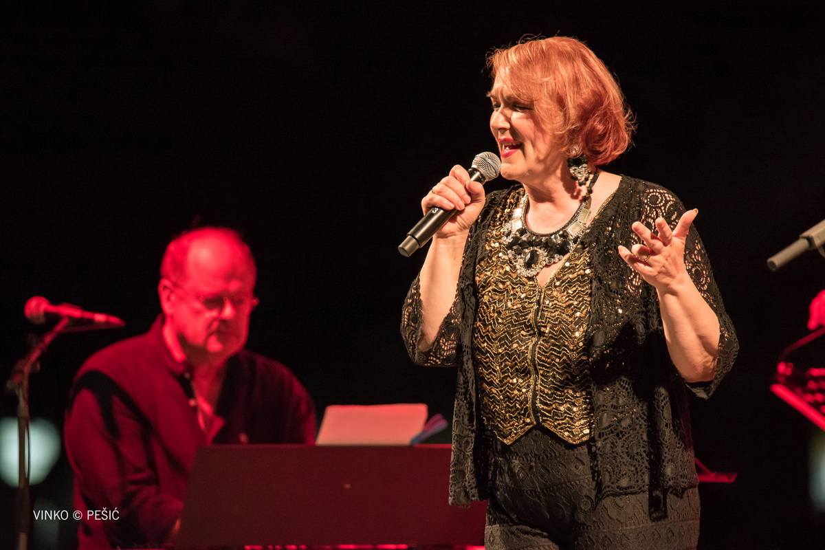 Zorica Kondža i klapa Cambi @ bazen Ilirije u Biogradu