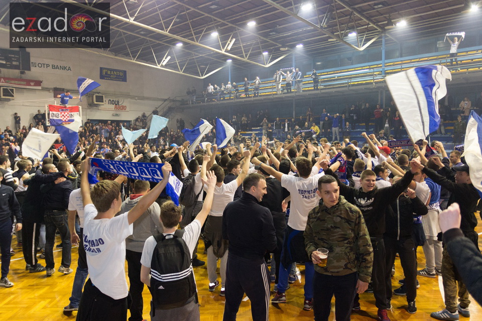 Humanitarno gledanje utakmice Zadar-Cibona (85-84) u Jazinama Humanitarno gledanje utakmice Zadar-Cibona (85-84) u Jazinama